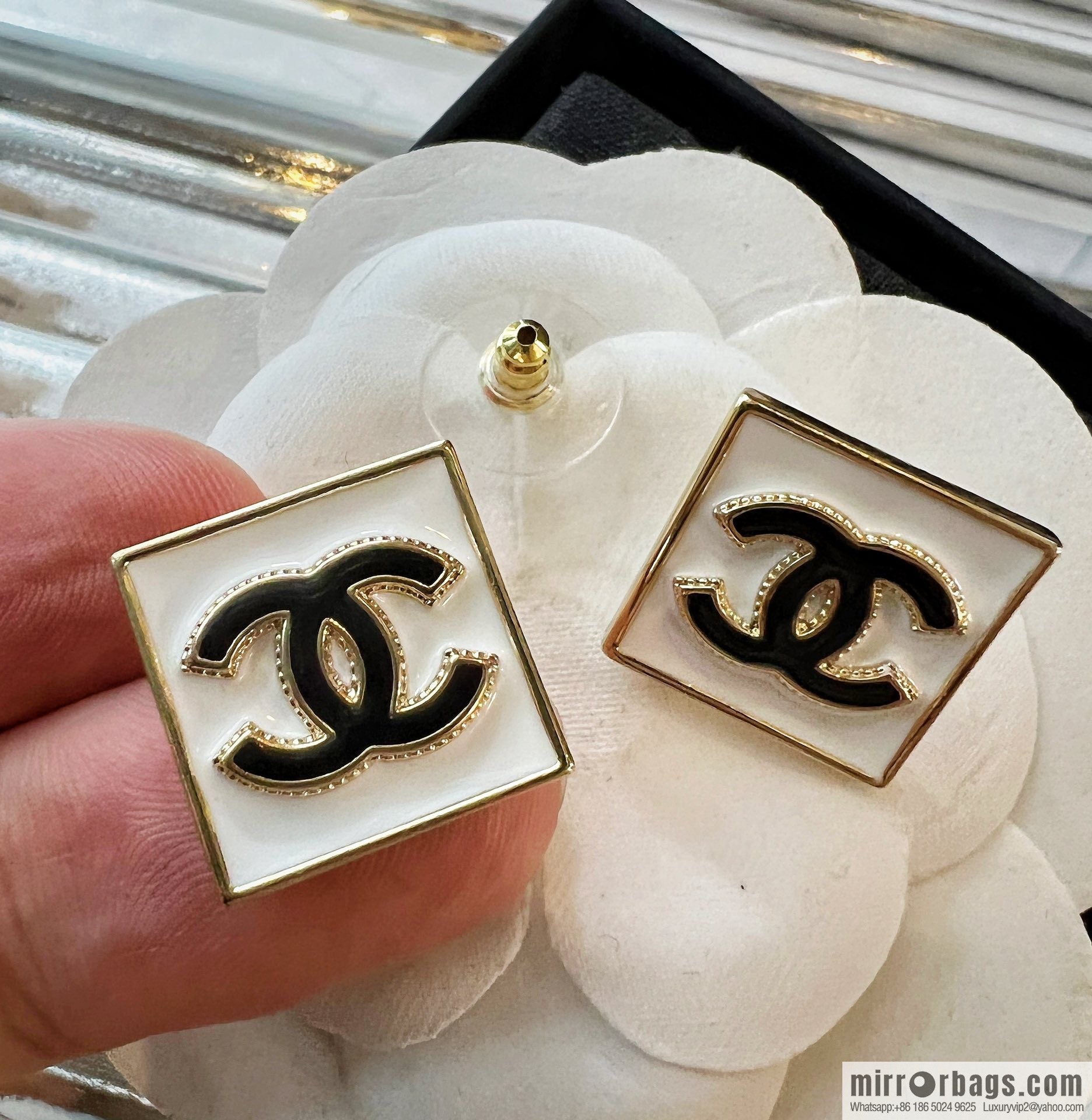 New ☑️ CHANEL Chanel double c square enamel stud earrings