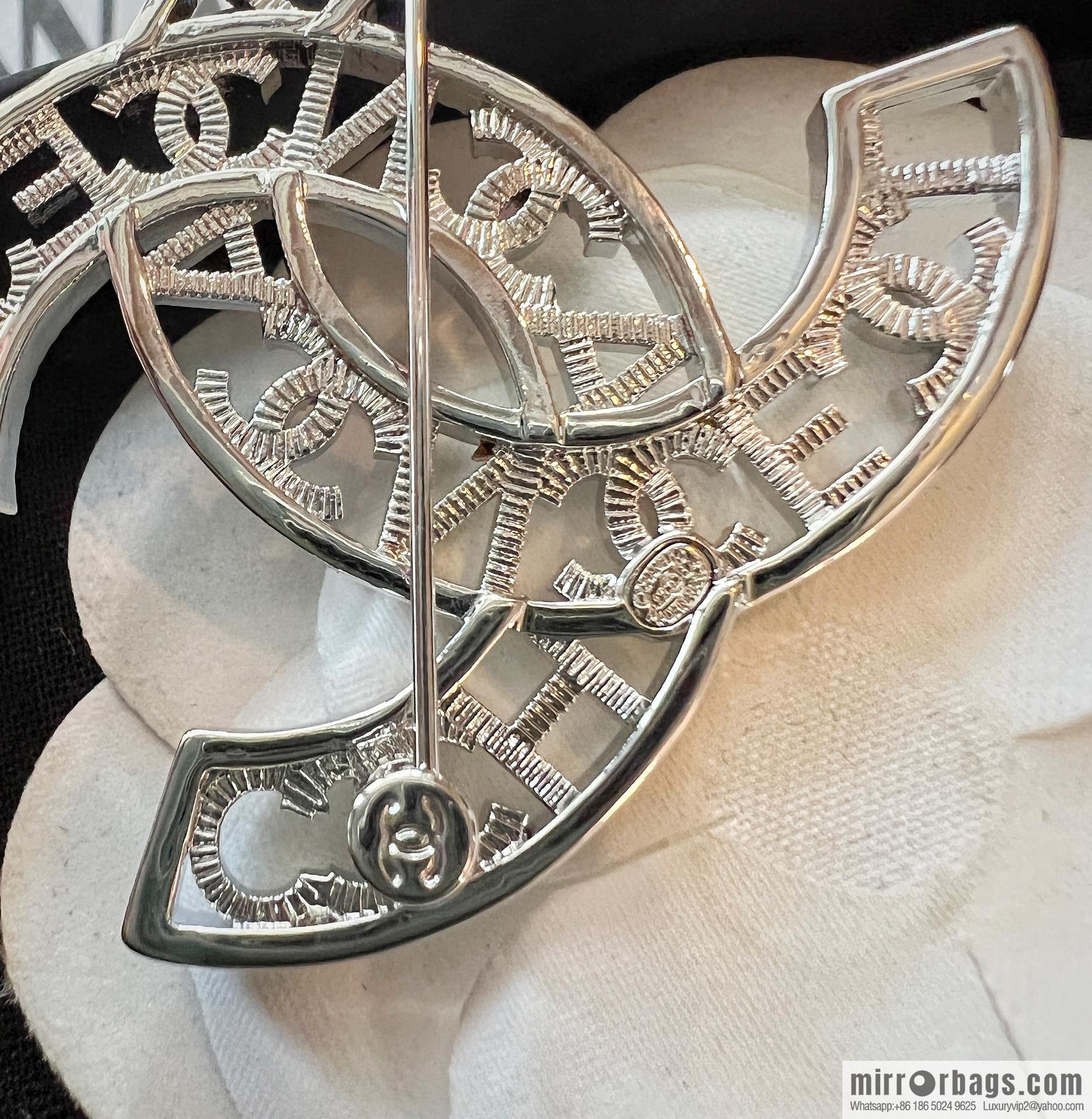 New ☑️ CHANEL Chanel double c cut-out full diamond brooch
