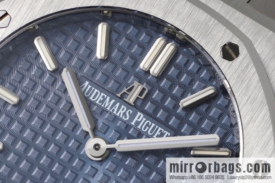 Audemars Piguet AP Royal Oak Quartz Women's Model 67651ST. ZZ.1261ST.01 Diameter 33mm