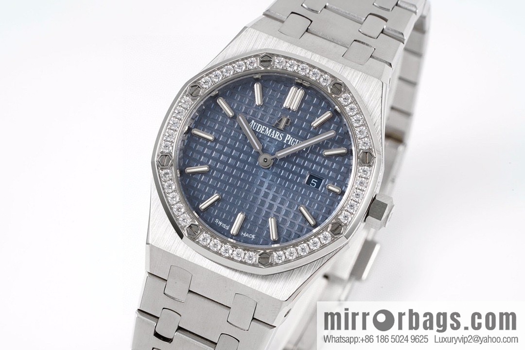 Audemars Piguet AP Royal Oak Quartz Women's Model 67651ST. ZZ.1261ST.01 Diameter 33mm