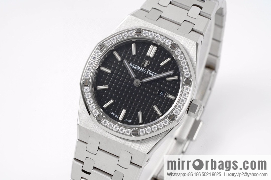 Audemars Piguet AP Royal Oak Quartz Women's Model 67651ST. ZZ.1261ST.01 Diameter 33mm