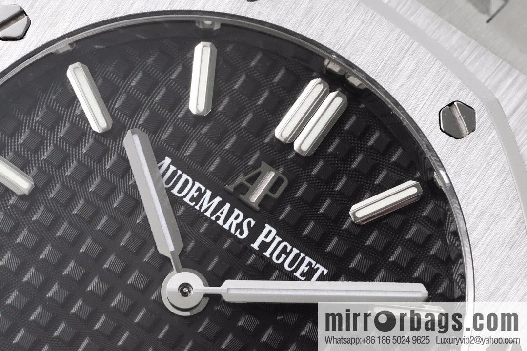 Audemars Piguet AP Royal Oak Quartz Women's Model 67651ST. ZZ.1261ST.01 Diameter 33mm