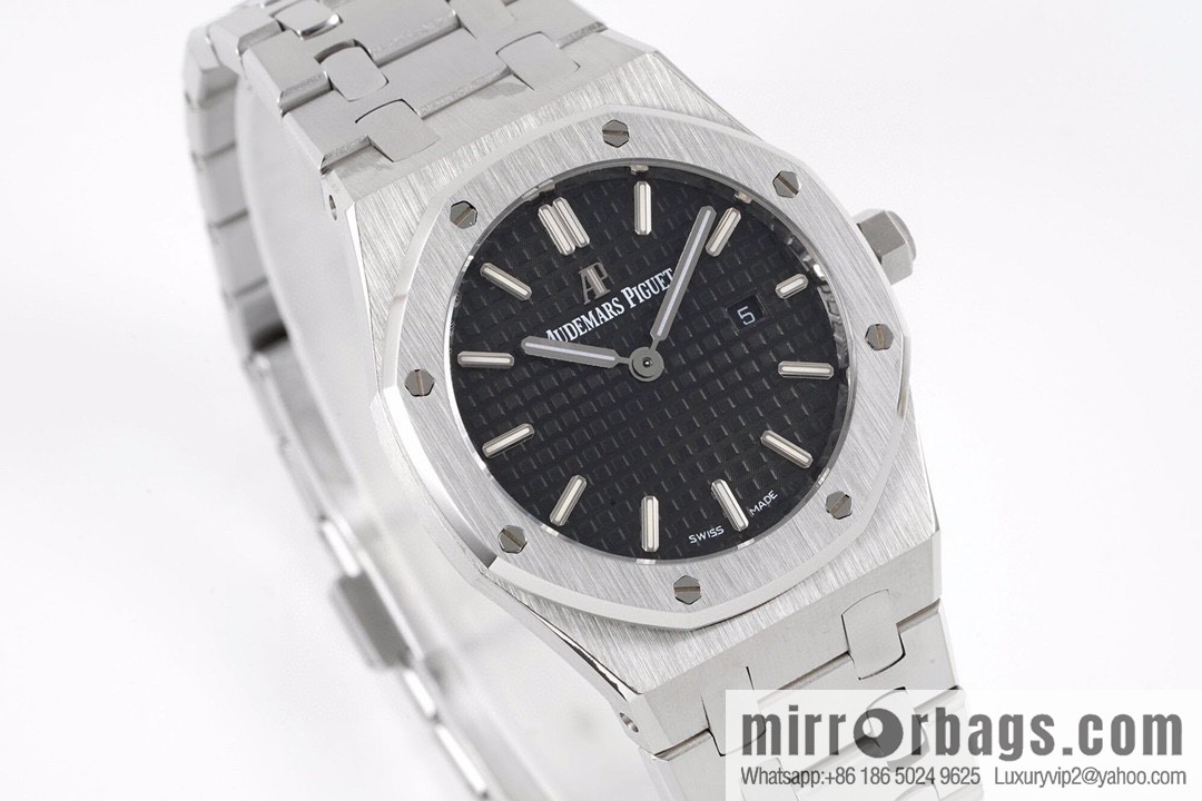 Audemars Piguet AP Royal Oak Quartz Women's Model 67651ST. ZZ.1261ST.01 Diameter 33mm