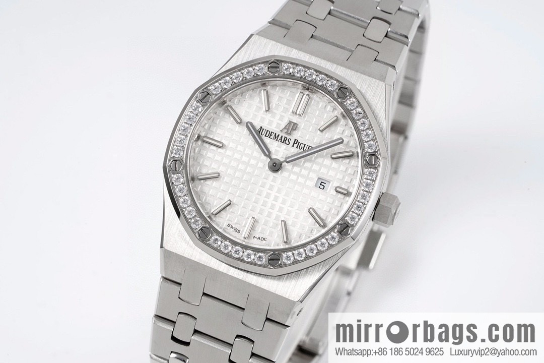 Audemars Piguet AP Royal Oak Quartz Women's Model 67651ST. ZZ.1261ST.01 Diameter 33mm