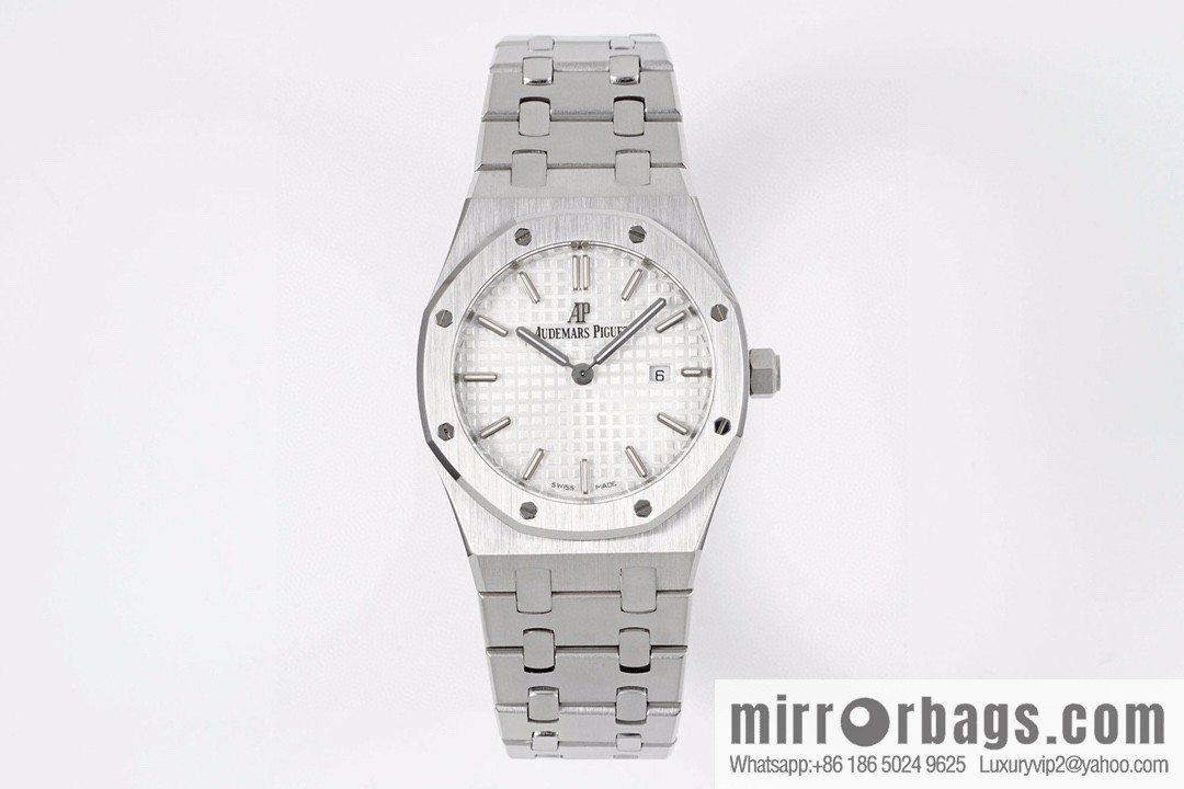 Audemars Piguet AP Royal Oak Quartz Women's Model 67651ST. ZZ.1261ST.01 Diameter 33mm