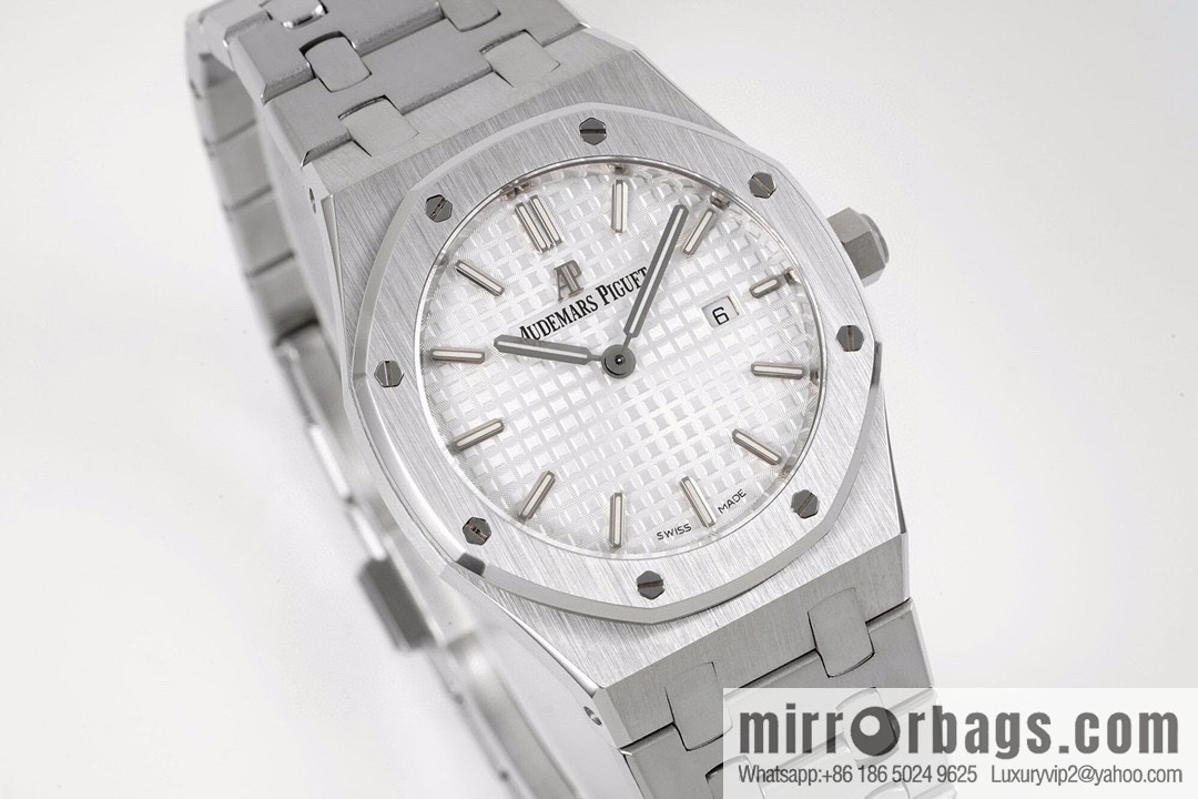 Audemars Piguet AP Royal Oak Quartz Women's Model 67651ST. ZZ.1261ST.01 Diameter 33mm