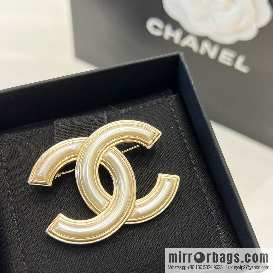 New ☑️ CHANEL Chanel double c acrylic brooch
