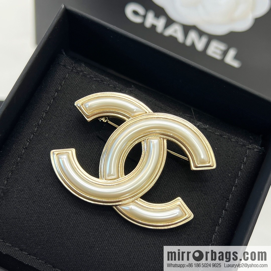 New ☑️ CHANEL Chanel double c acrylic brooch