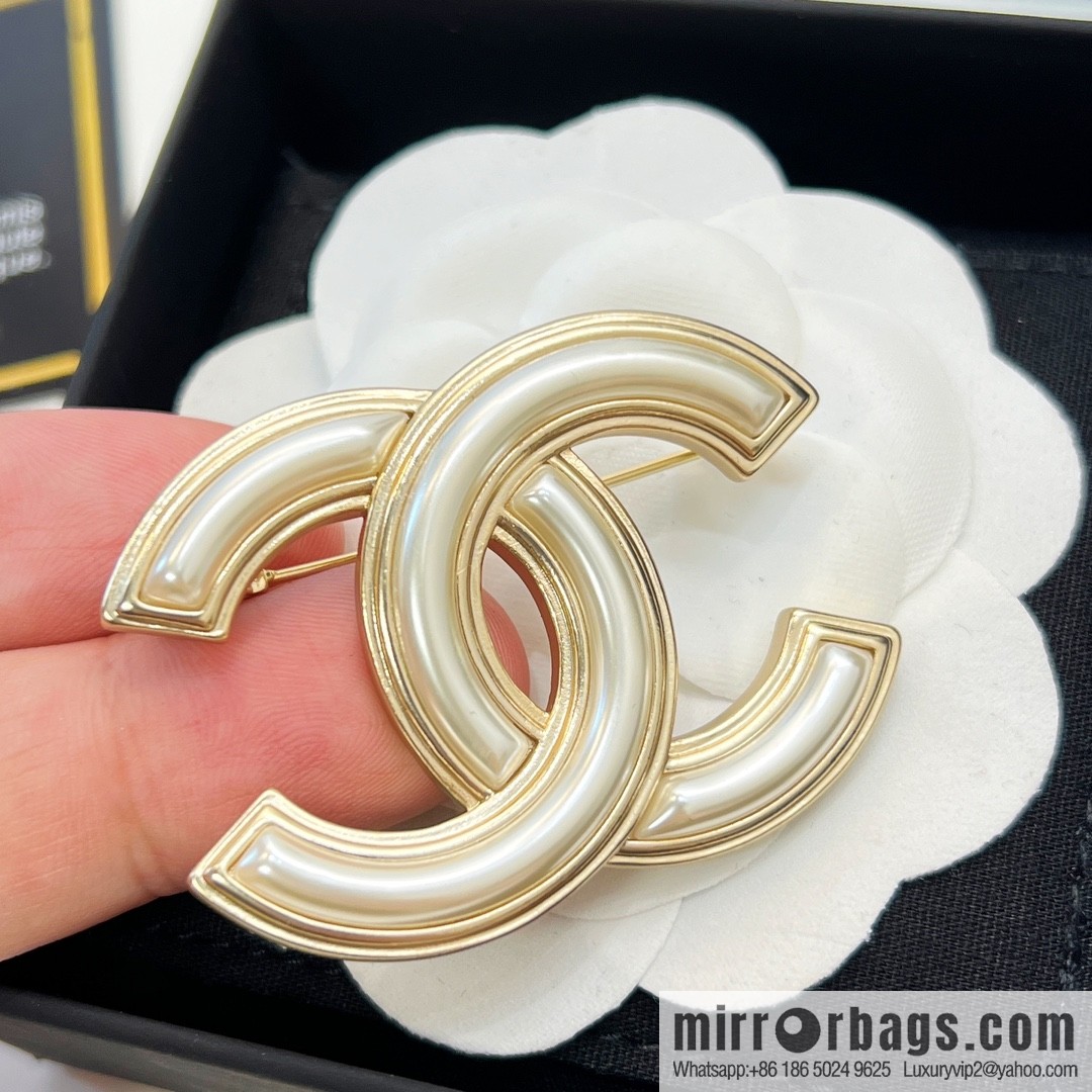 New ☑️ CHANEL Chanel double c acrylic brooch