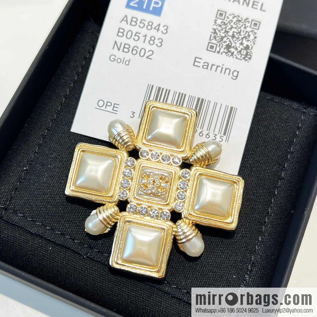 New ☑️ CHANEL Chanel double c square pearl brooch