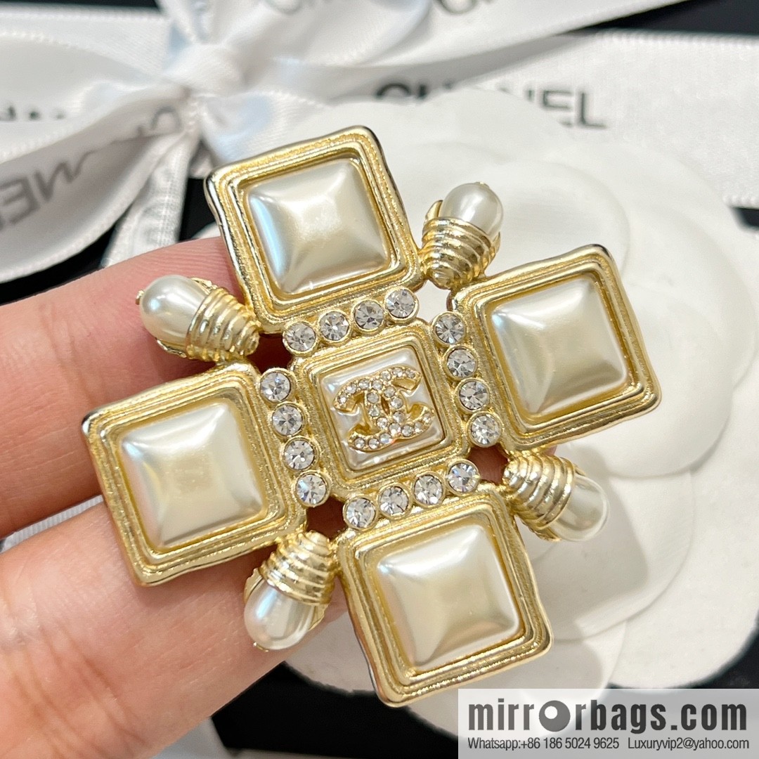 New ☑️ CHANEL Chanel double c square pearl brooch