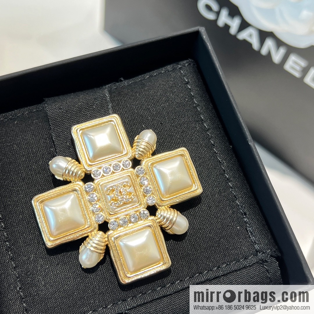 New ☑️ CHANEL Chanel double c square pearl brooch