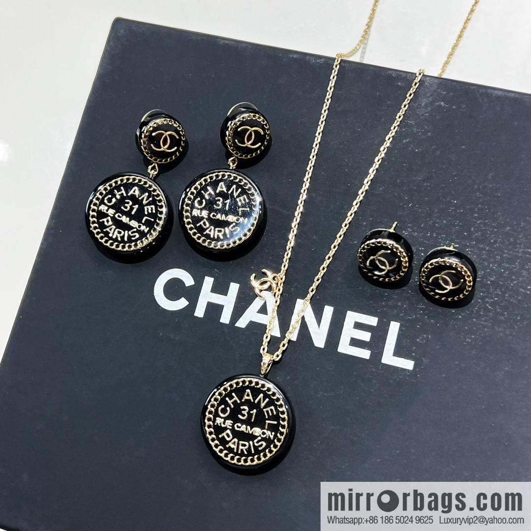 New ☑️ CHANEL Chanel double c round acrylic letter earrings
