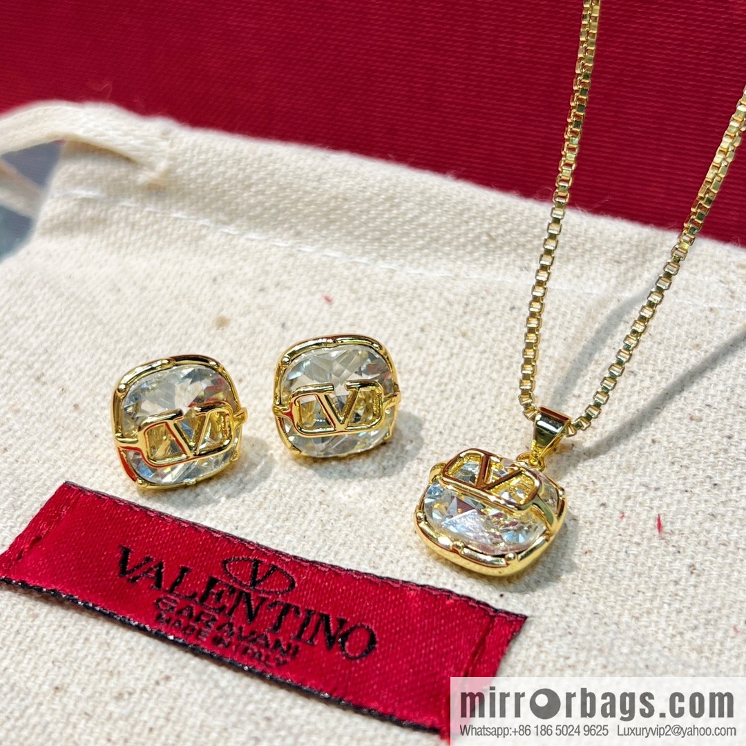 New ☑️ Valentino square diamond necklace
