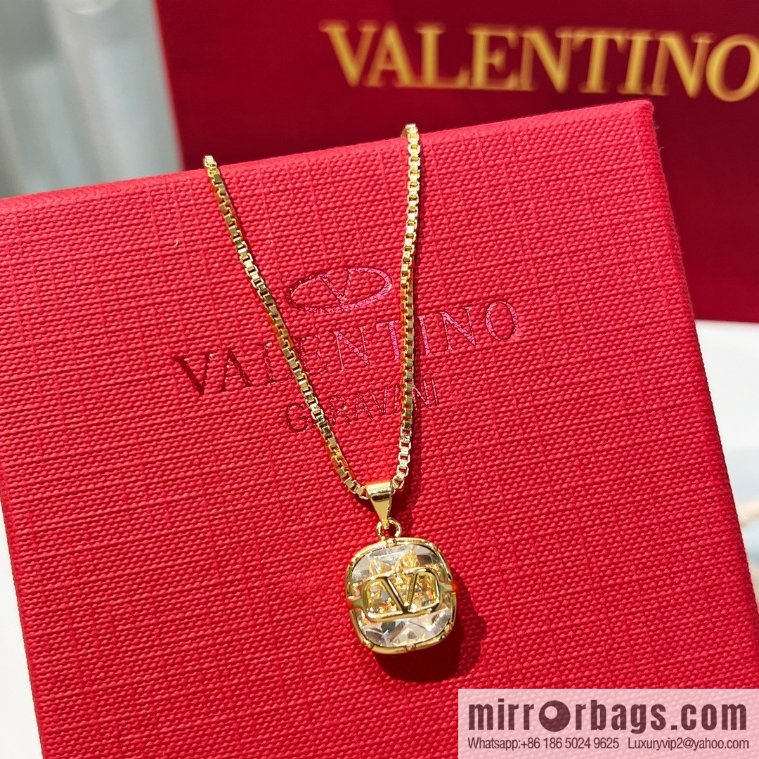 New ☑️ Valentino square diamond necklace