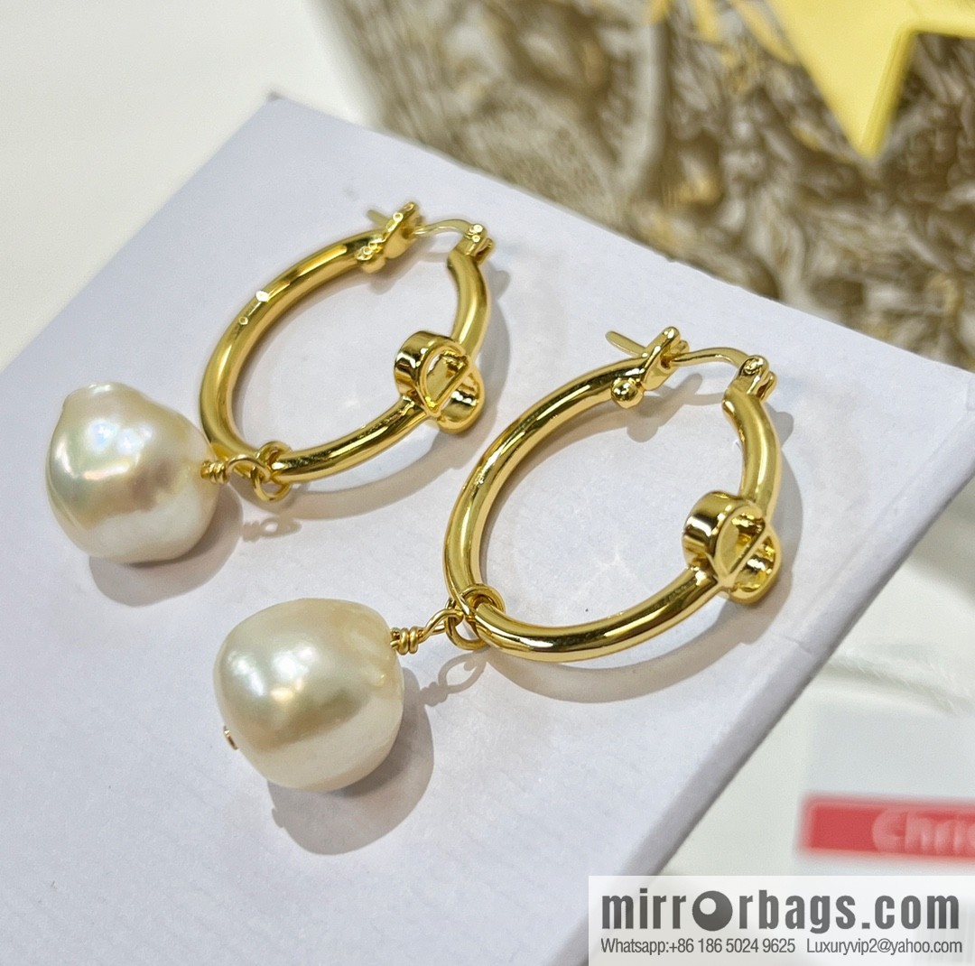 New ☑️ DIOR Dior CD special-shaped pearl stud earrings