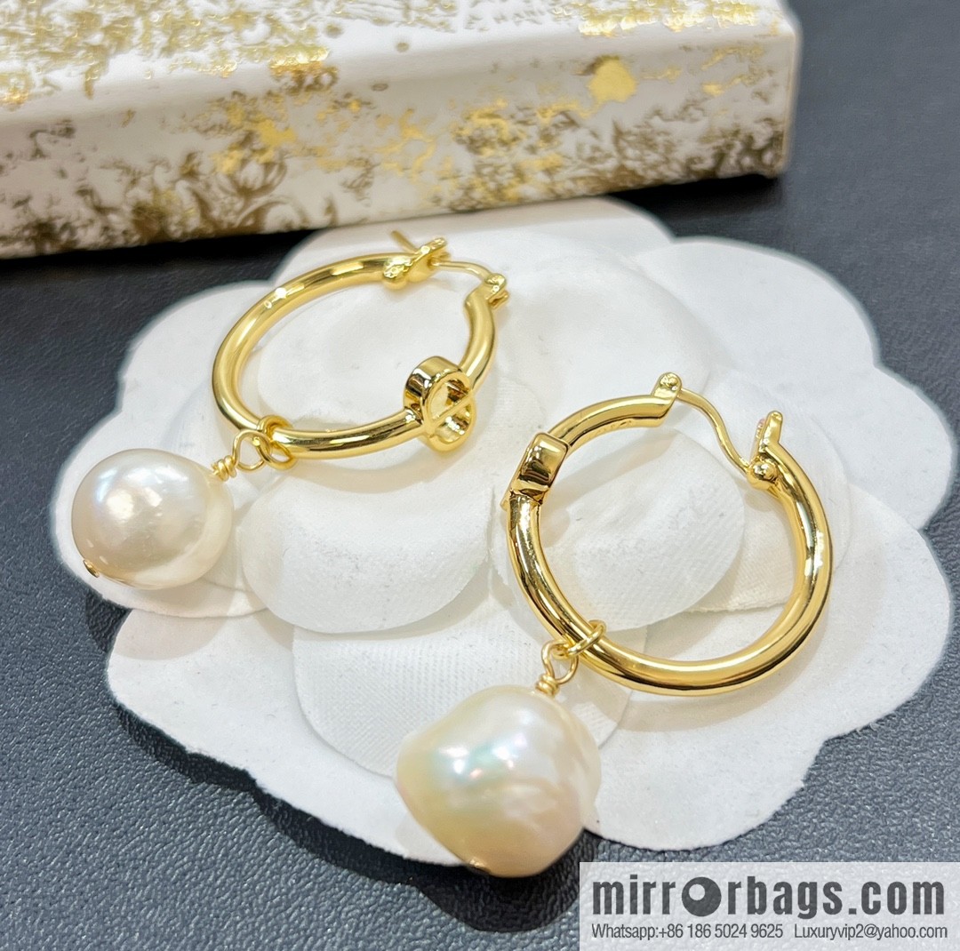 New ☑️ DIOR Dior CD special-shaped pearl stud earrings
