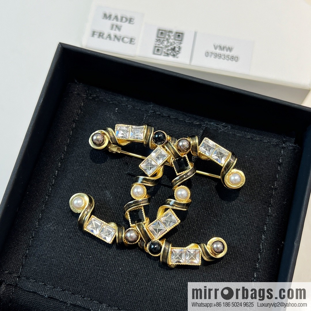New ☑️ CHANEL Chanel double c square diamond powder pearl brooch