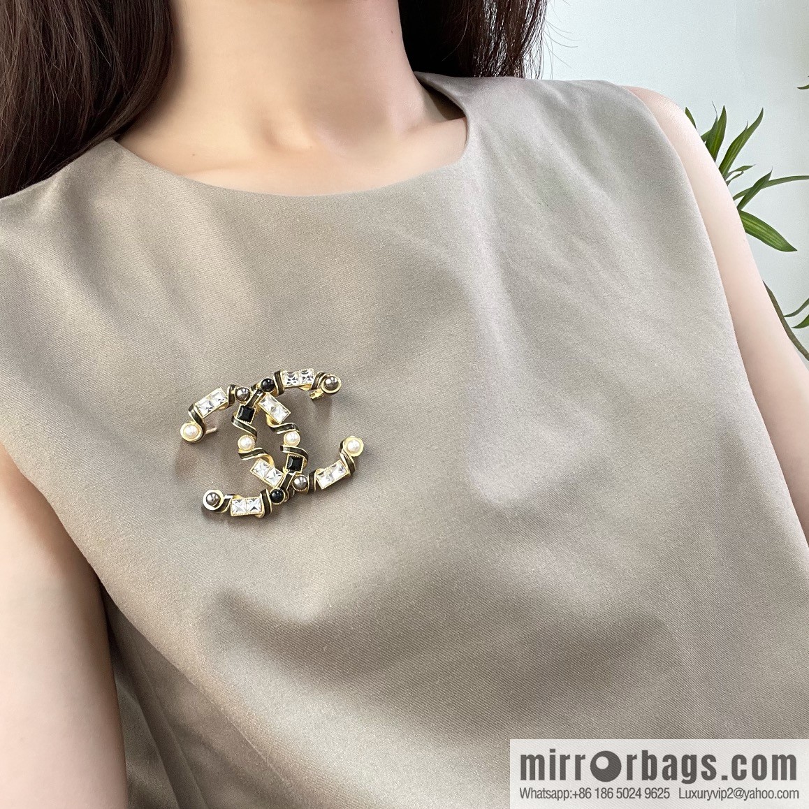 New ☑️ CHANEL Chanel double c square diamond powder pearl brooch