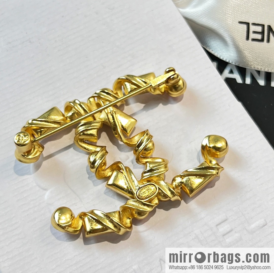 New ☑️ CHANEL Chanel double c square diamond powder pearl brooch