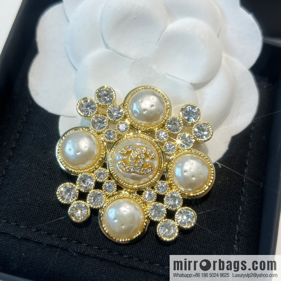 New ☑️ Chanel double c pearl brooch