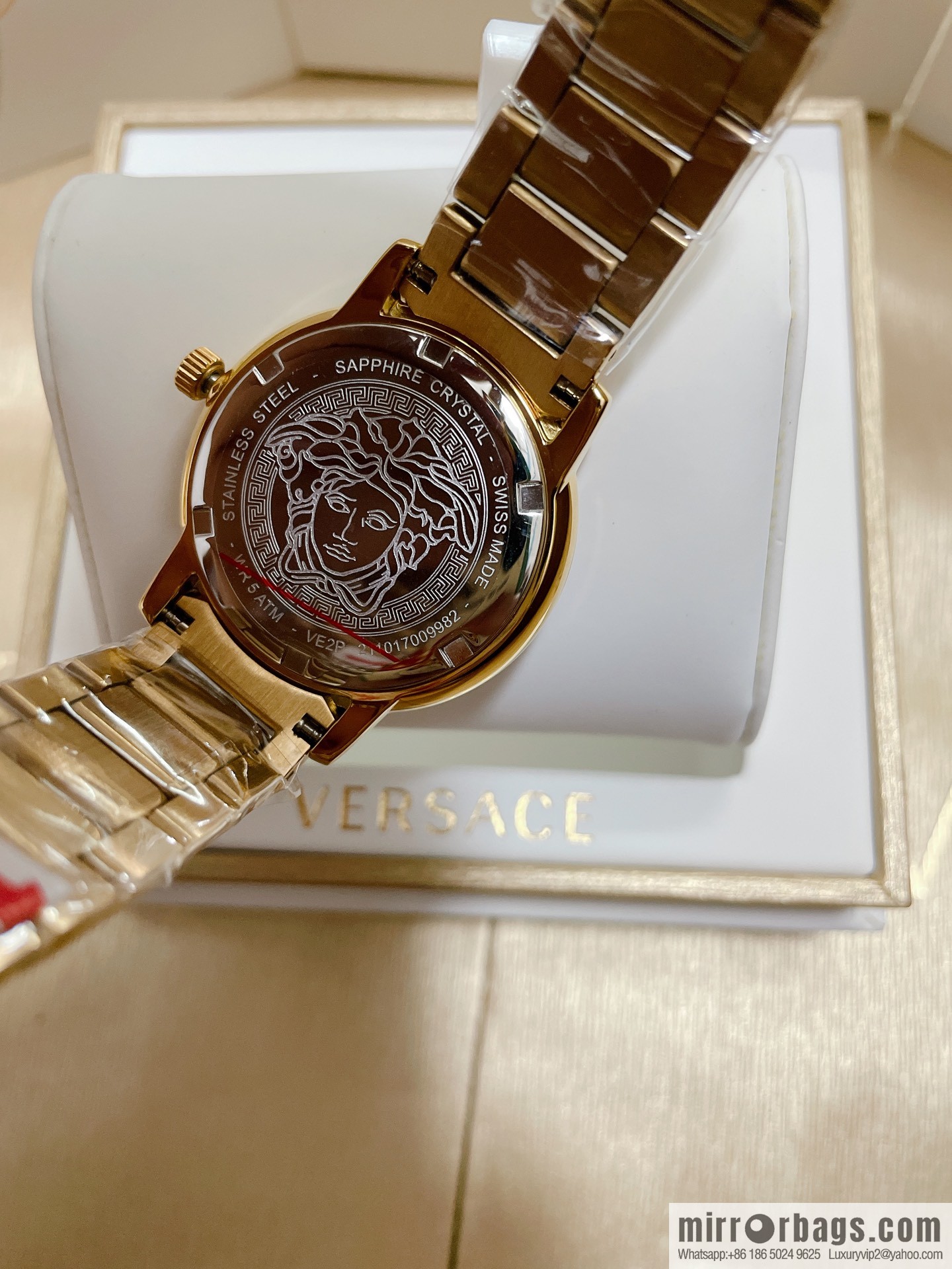 The new Versace V-TRIBUTE series, with a diameter of 36mm