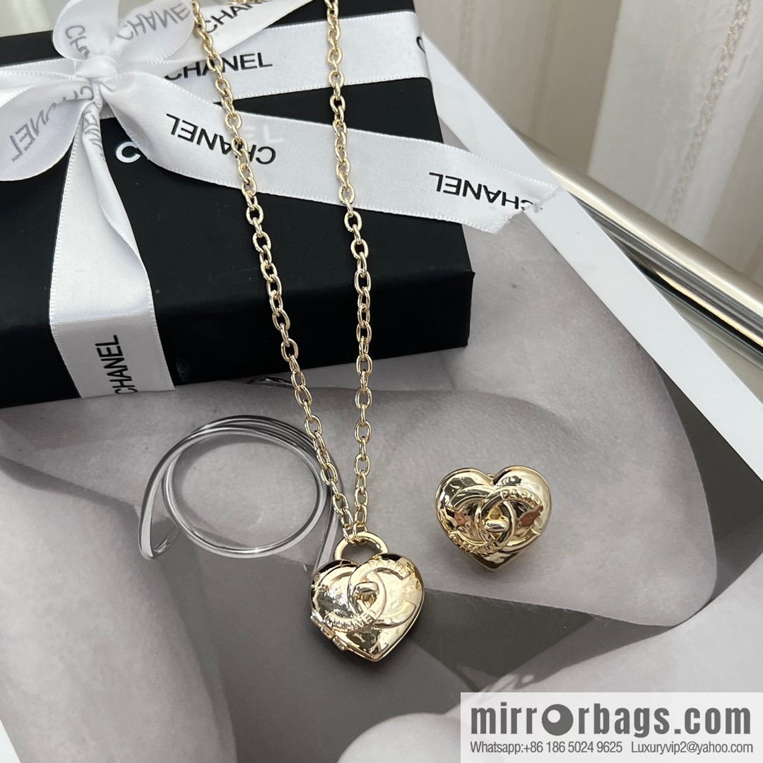 New ☑️ CHANEL Chanel gold double c peach heart brooch