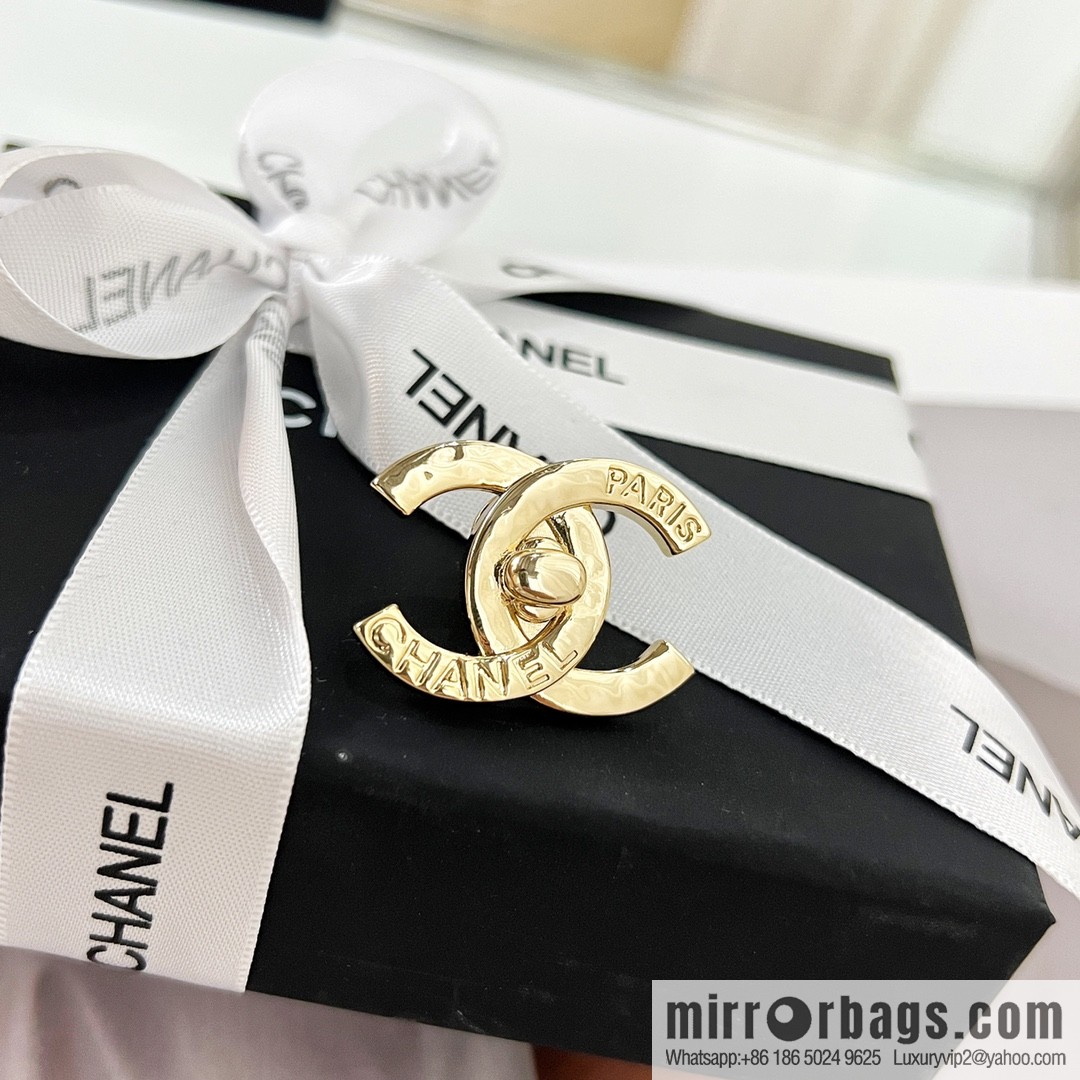 New ☑️ Chanel gold double c brooch