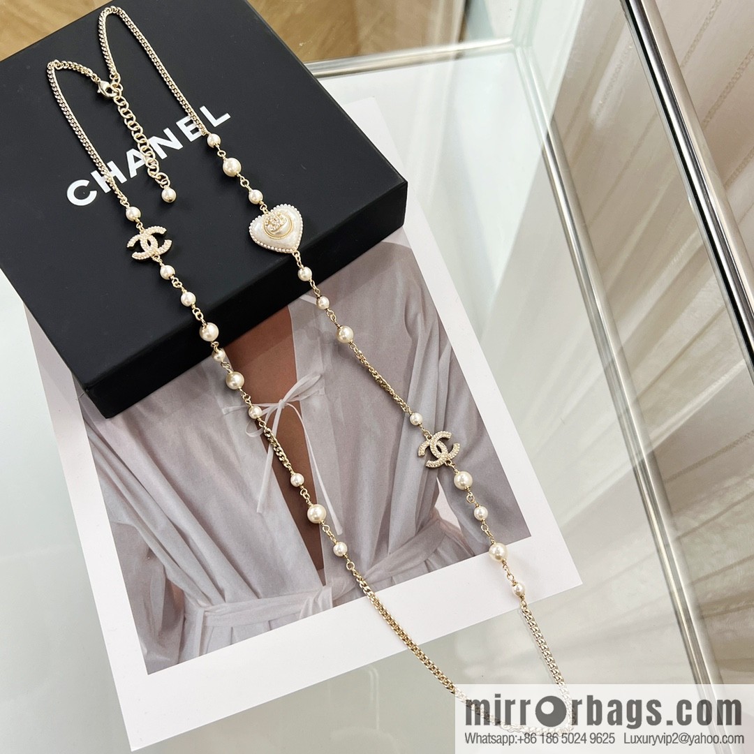 New ☑️ CHANEL Chanel double c peach heart black and white diamond sweater chain necklace
