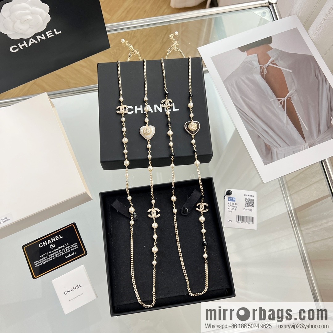 New ☑️ CHANEL Chanel double c peach heart black and white diamond sweater chain necklace