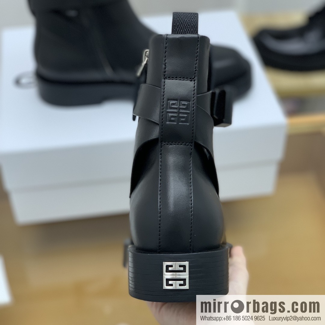 Givenchy, black 4G micro-standard clasp bare boots made of calfskin