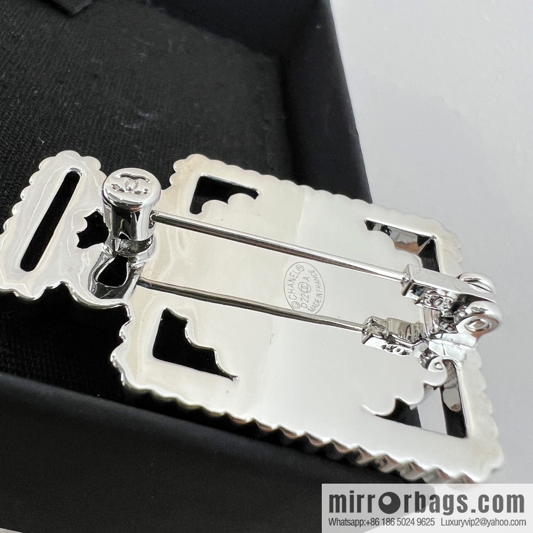 New ☑️ CHANEL Chanel double c full diamond perfume bottle brooch