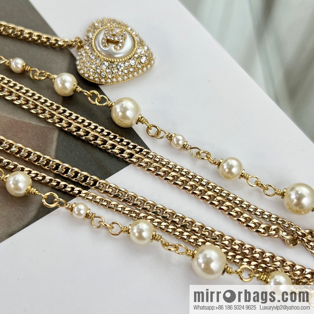 New ☑️ CHANEL Chanel double c peach heart black and white diamond sweater chain necklace