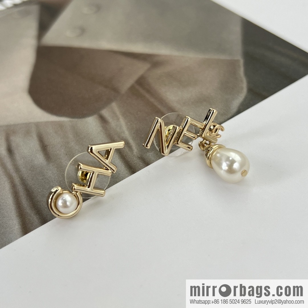 New ☑️ CHANEL Chanel double c asymmetric letter pearl stud earrings