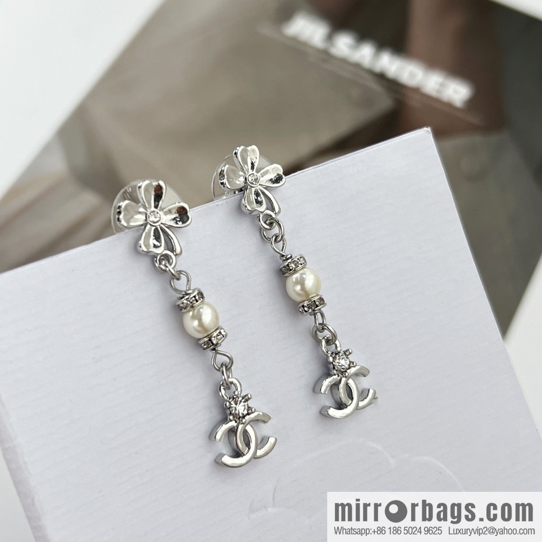 New ☑️ CHANEL Chanel c3 double c four-leaf clover pearl stud earrings