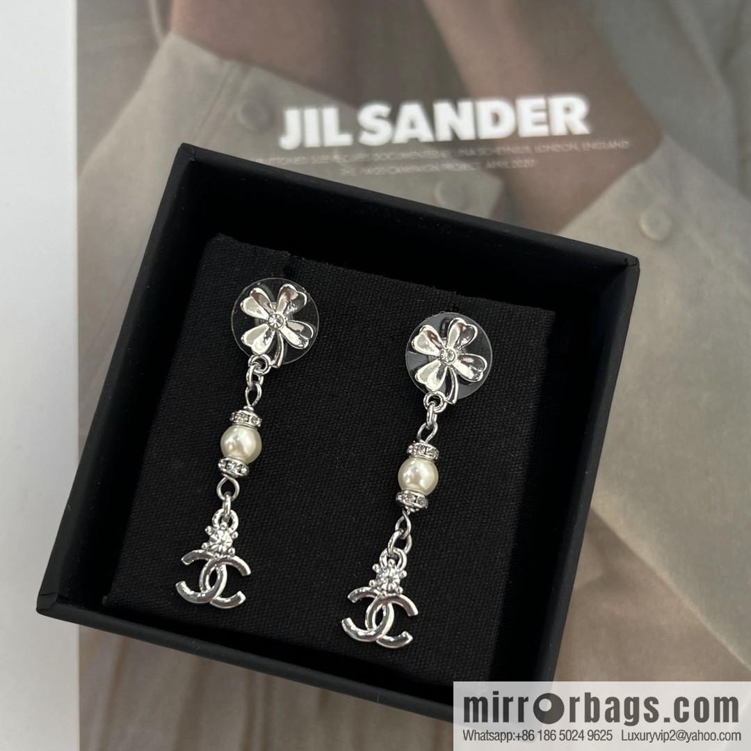 New ☑️ CHANEL Chanel c3 double c four-leaf clover pearl stud earrings