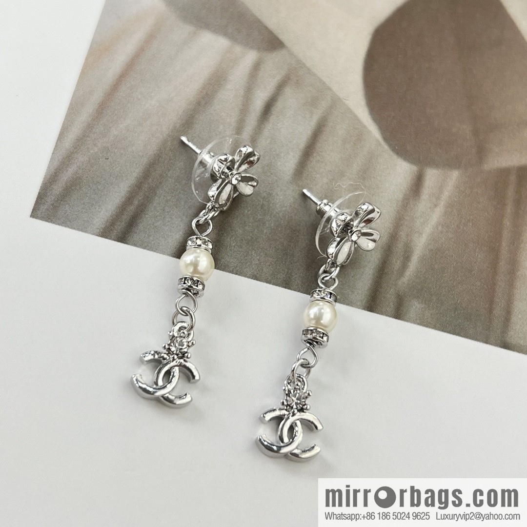 New ☑️ CHANEL Chanel c3 double c four-leaf clover pearl stud earrings