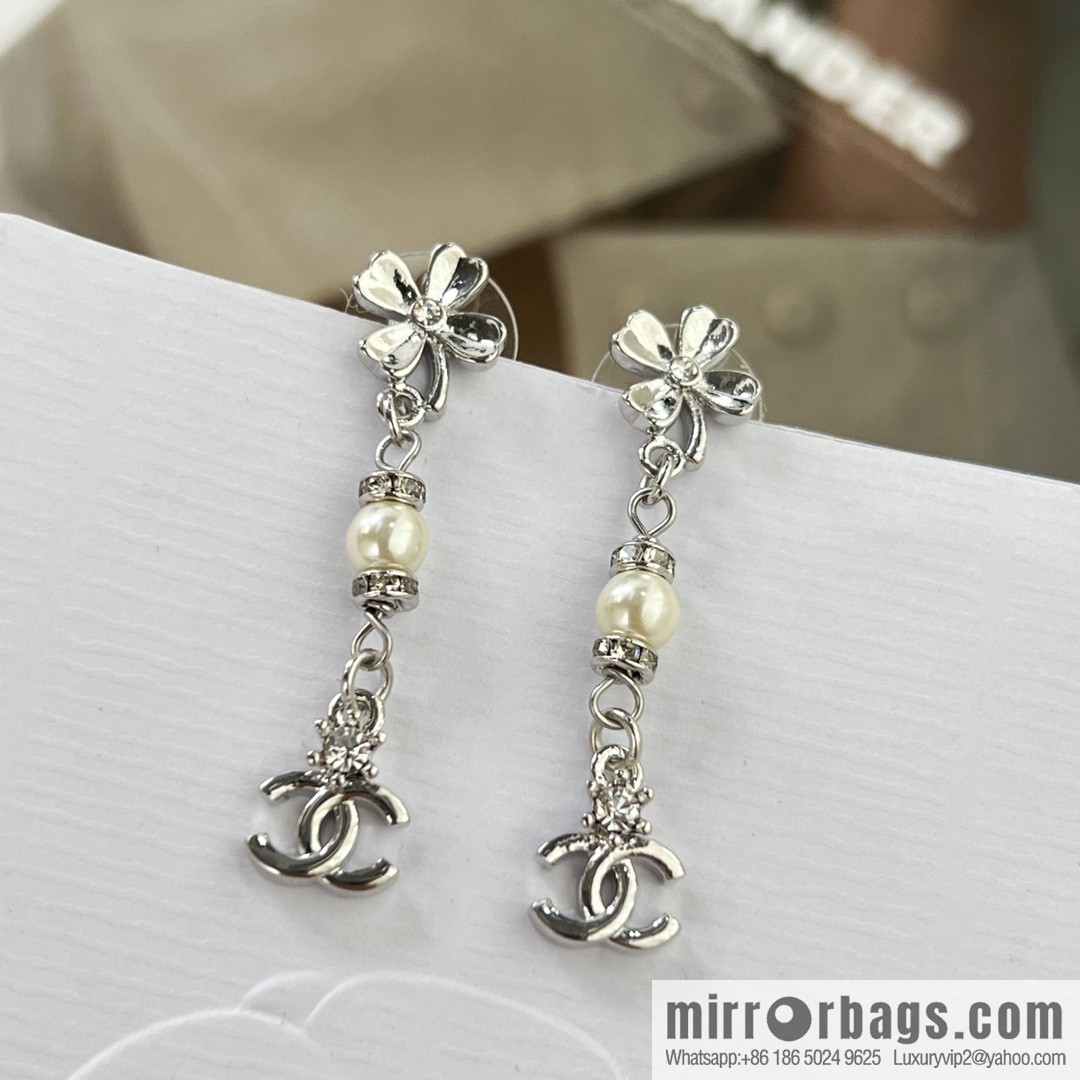New ☑️ CHANEL Chanel c3 double c four-leaf clover pearl stud earrings