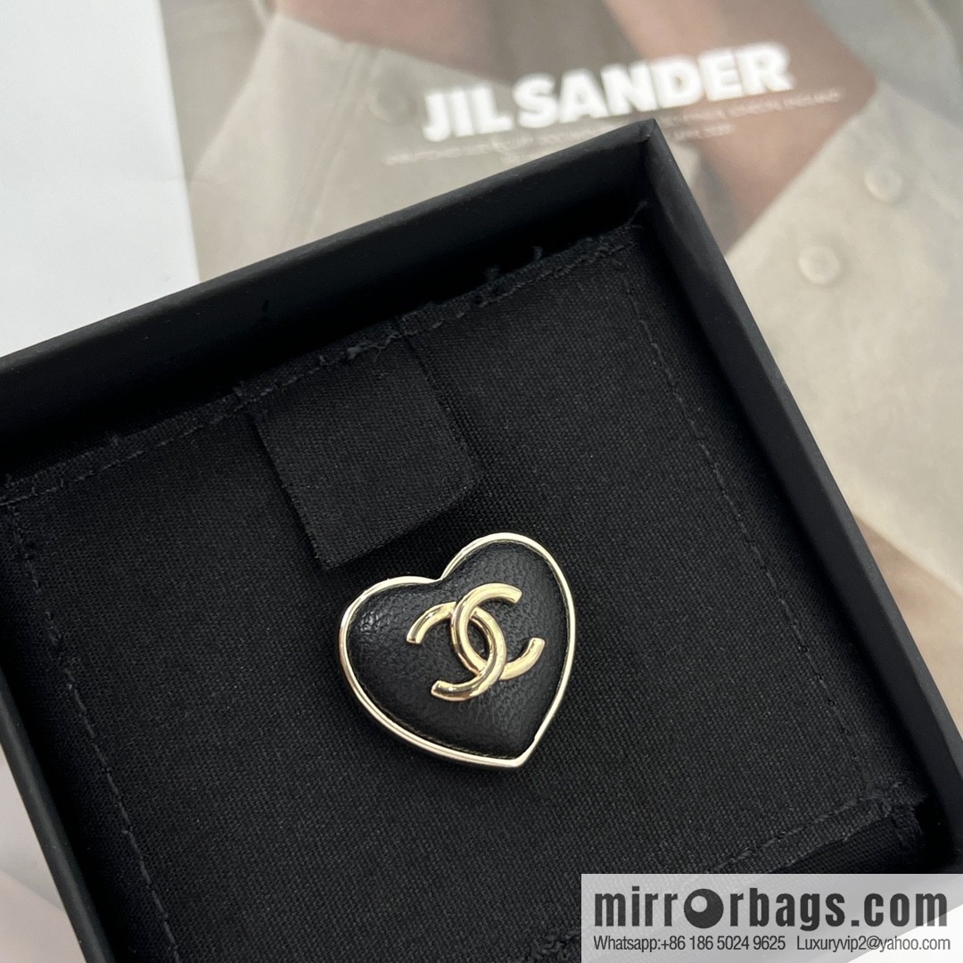 New ☑️ CHANEL Chanel double c peach heart brooch