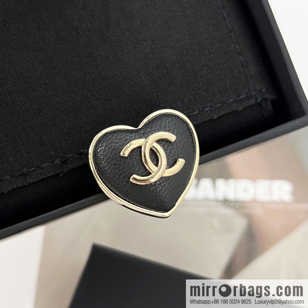New ☑️ CHANEL Chanel double c peach heart brooch