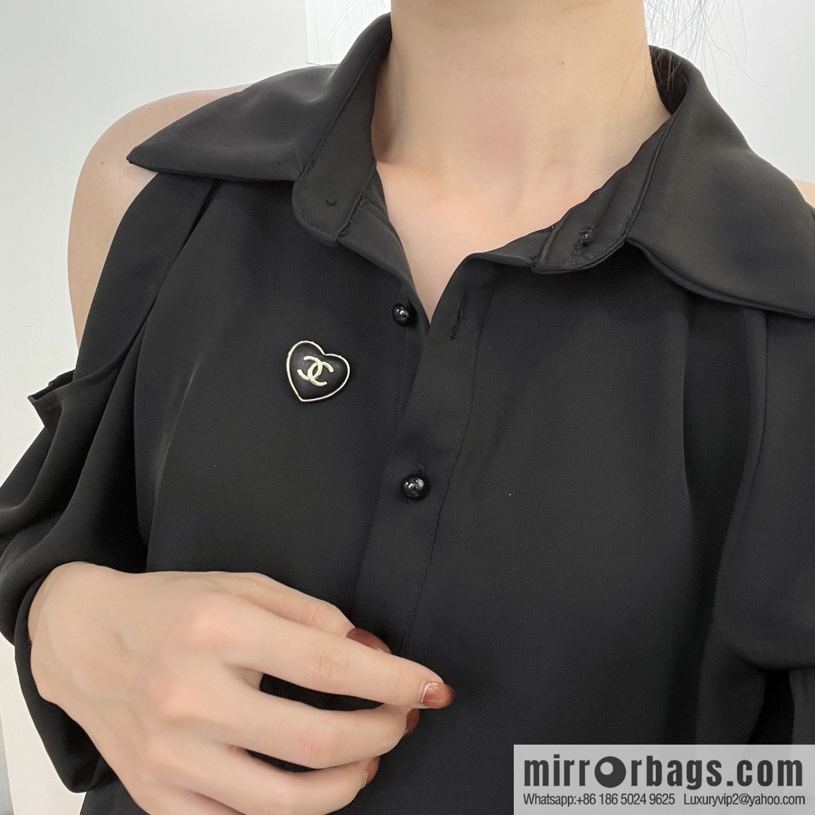 New ☑️ CHANEL Chanel double c peach heart brooch