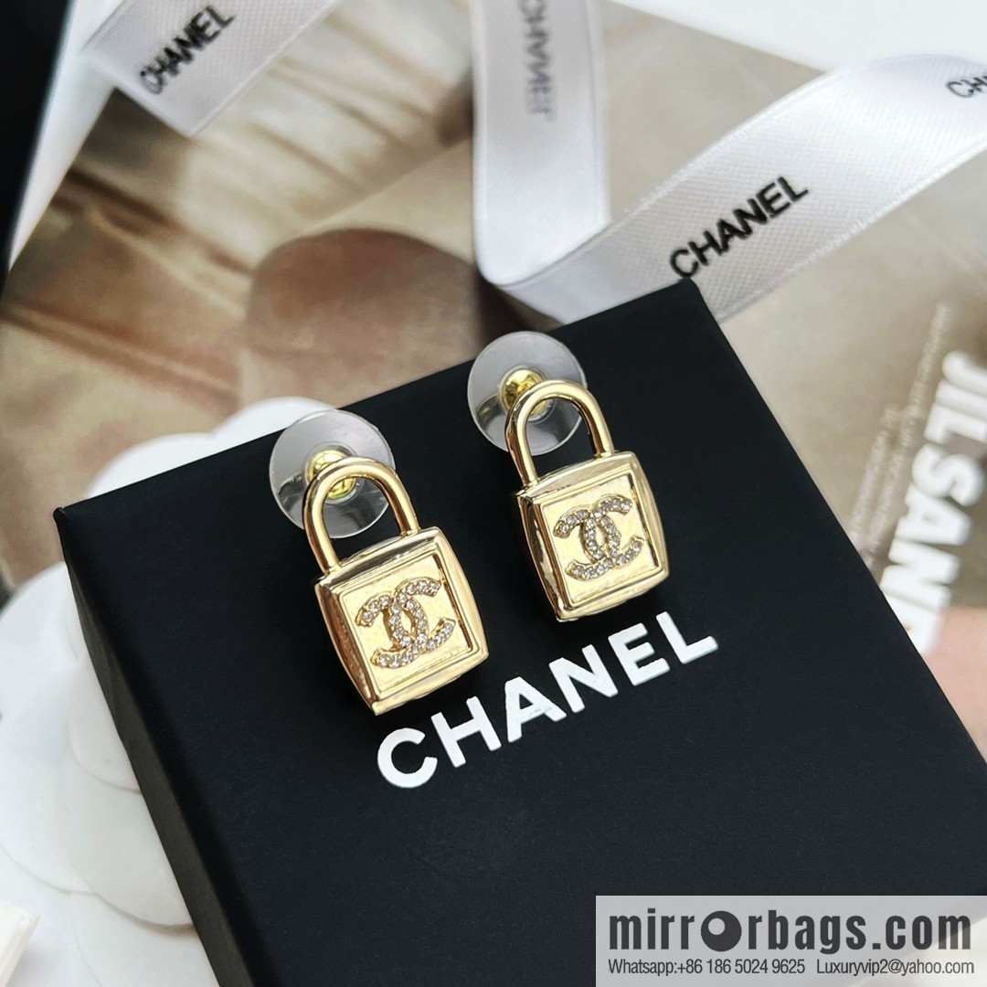 New ☑️ CHANEL Chanel c1 double c lock 🔒 stud earrings
