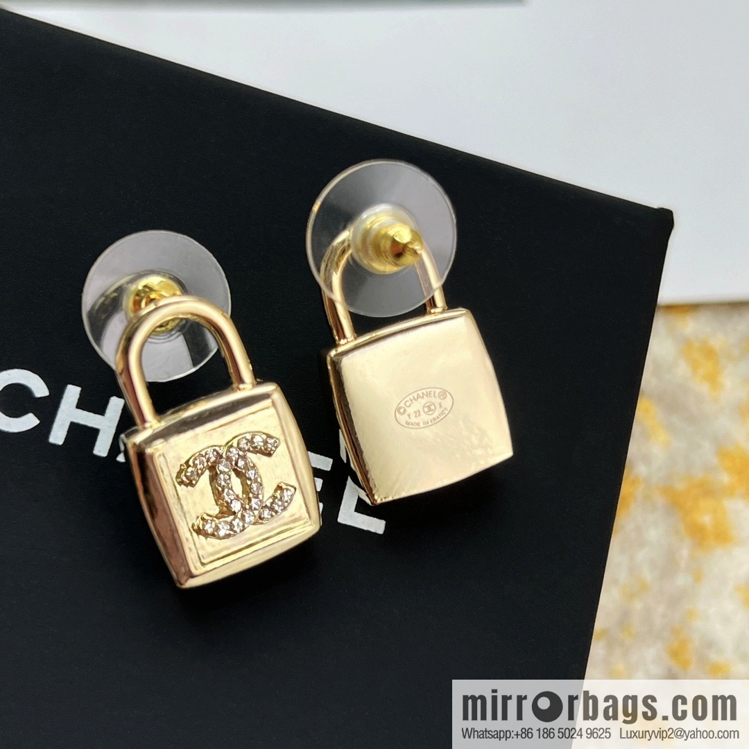 New ☑️ CHANEL Chanel c1 double c lock 🔒 stud earrings
