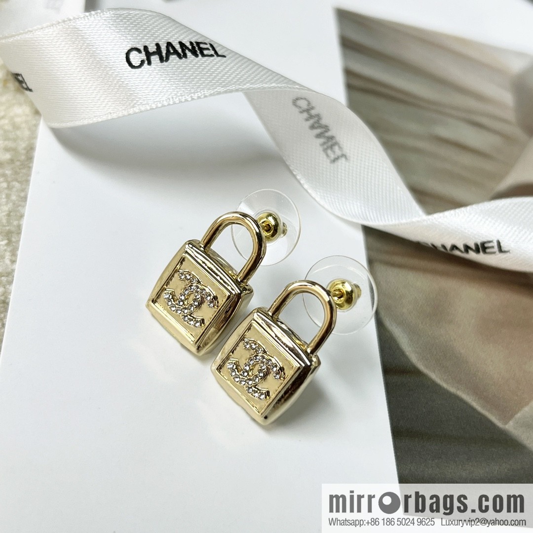 New ☑️ CHANEL Chanel c1 double c lock 🔒 stud earrings