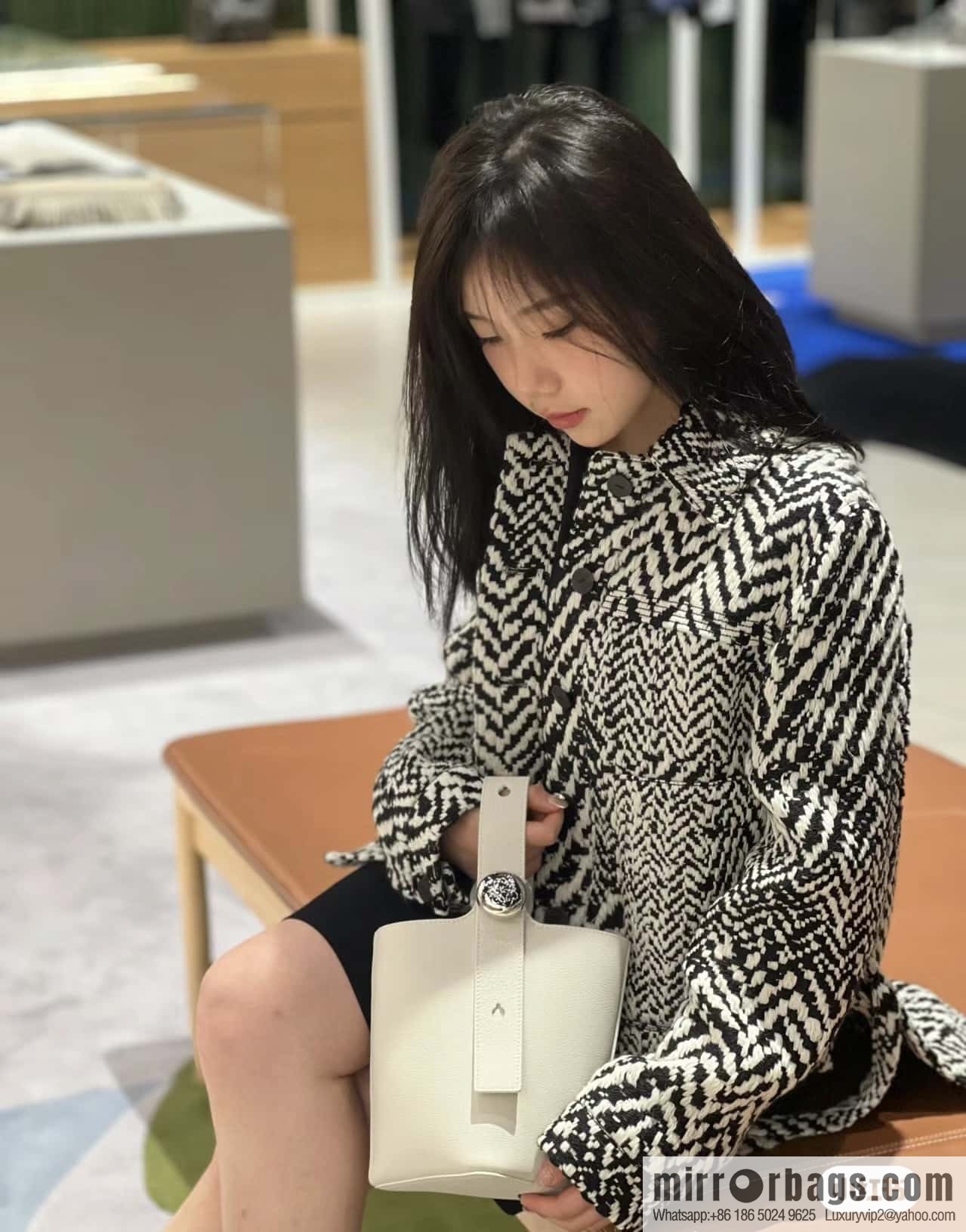 LOEWE latest 𝑷𝒆𝒃𝒃𝒍𝒆 bucket bag 0705 lychee pattern white