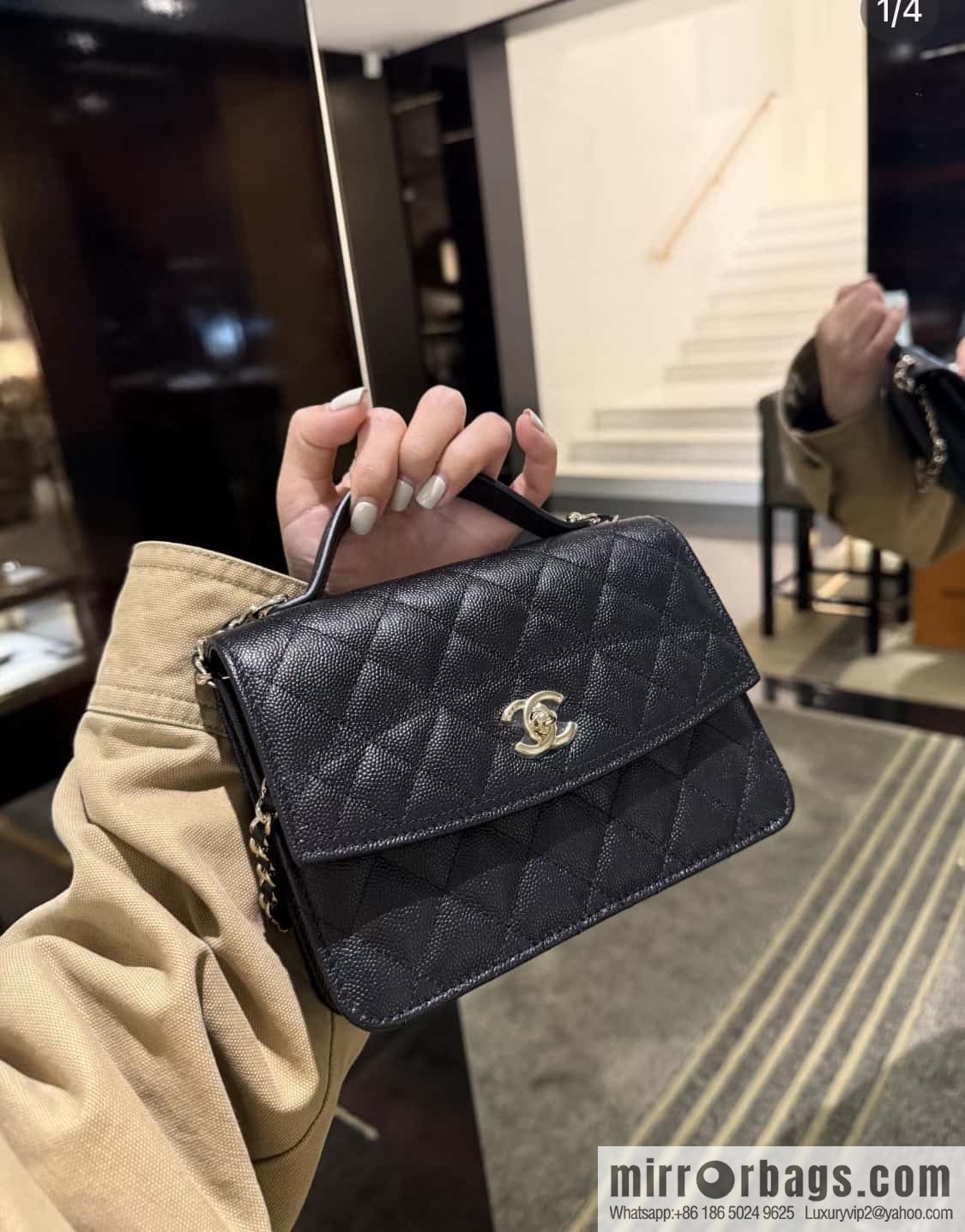 𝐂𝐡𝐚𝐧𝐞𝐥 𝟐𝟓𝐜 mini backpack, black gold 🖤 AP4406