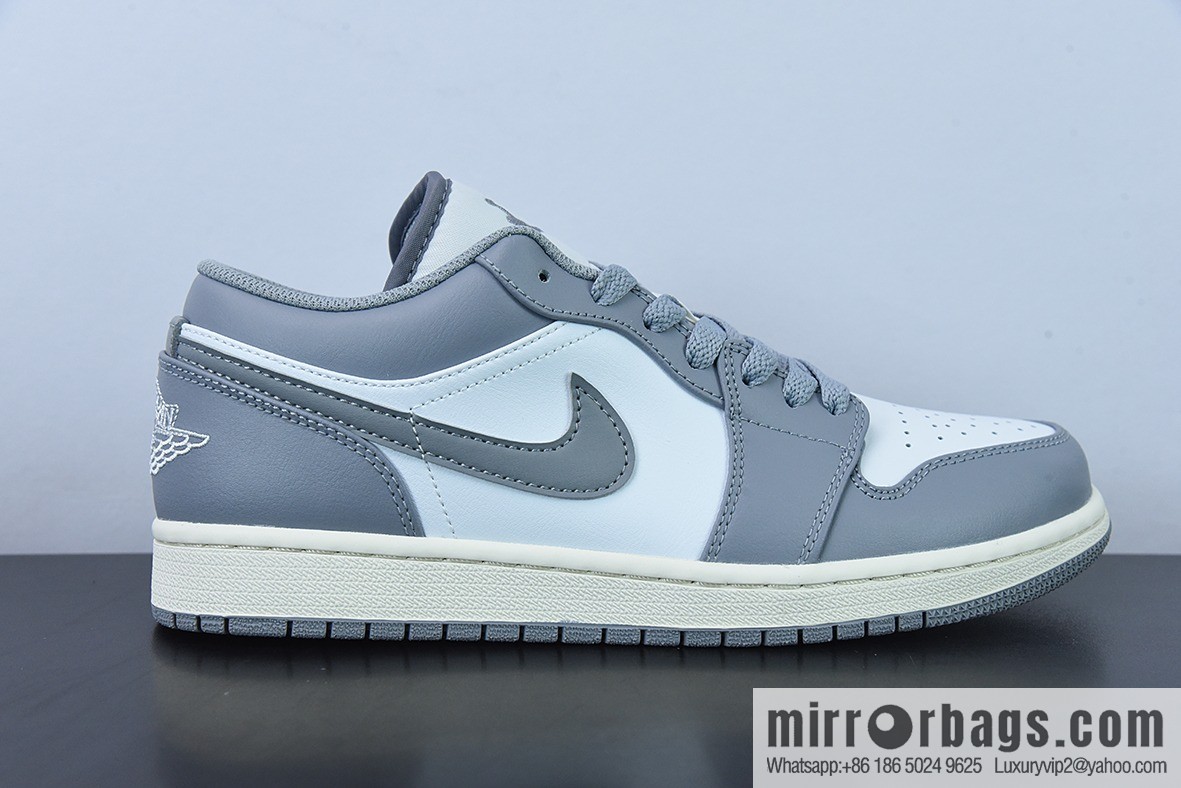 B0F9T3 Air Jordan 1 Low gray and white, oxidized midsole Unisex The same sports shoes item number: 553558-053