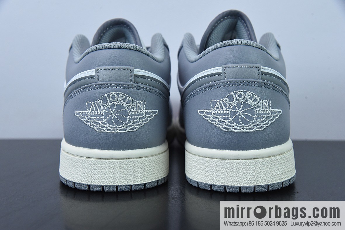 B0F9T3 Air Jordan 1 Low gray and white, oxidized midsole Unisex The same sports shoes item number: 553558-053