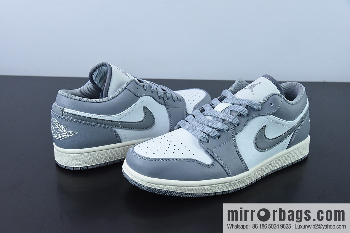 B0F9T3 Air Jordan 1 Low gray and white, oxidized midsole Unisex The same sports shoes item number: 553558-053