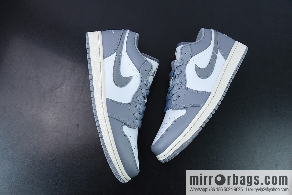 B0F9T3 Air Jordan 1 Low gray and white, oxidized midsole Unisex The same sports shoes item number: 553558-053